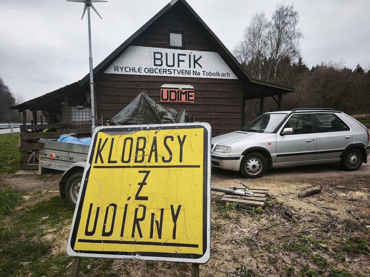 Fotka článku - Bufík Na Tobolkách: Retro zastávka, kde vládnou klobásy a silniční nostalgie