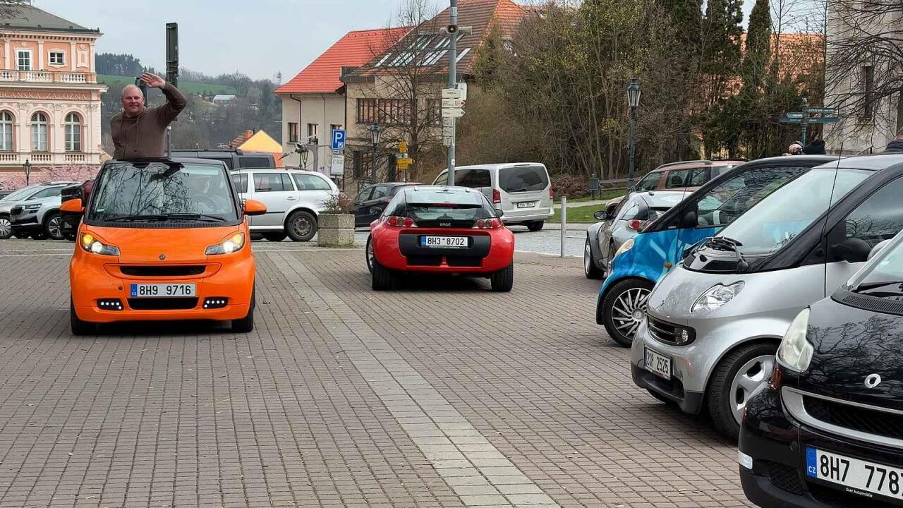 Fotka článku - Malá auta, velké příběhy: Sraz Smartů spojil motorismus s pomocí zvířatům