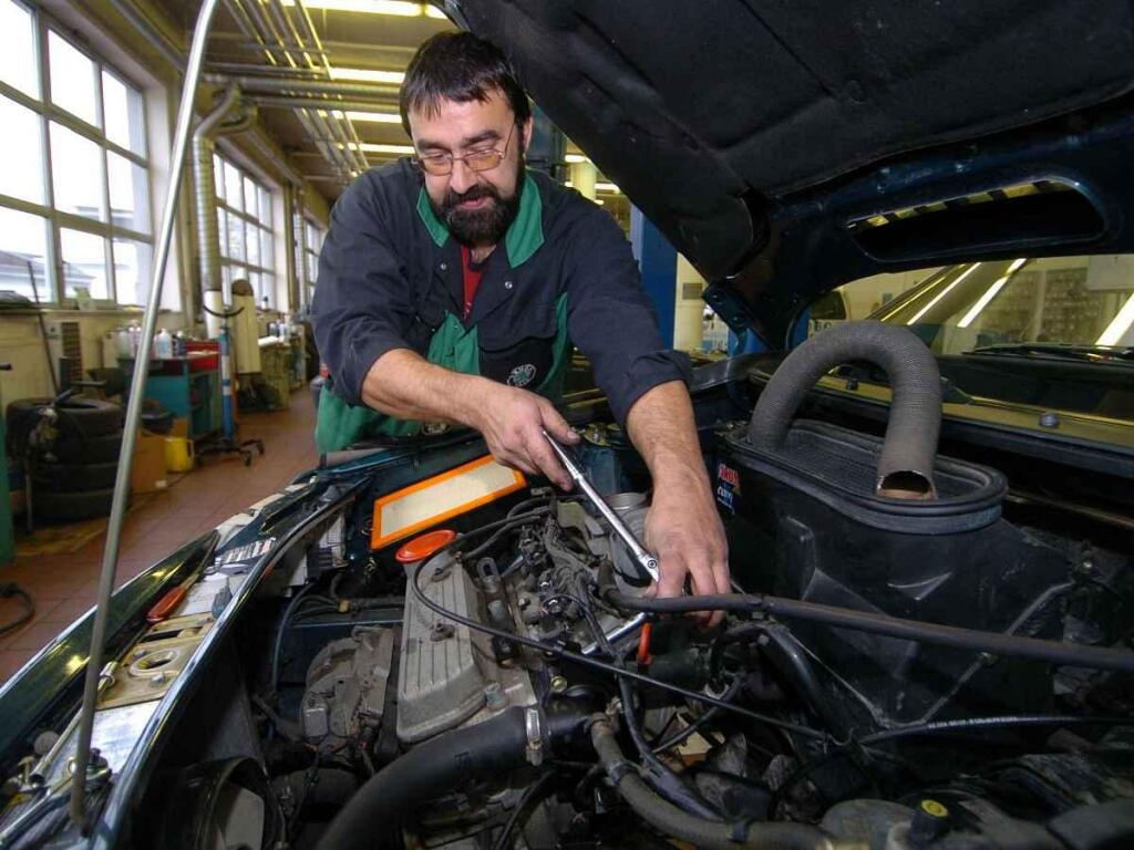 Fotka článku - Špinavý díl pod kapotou auta vás může stát technickou. Na STK končí výmluvy