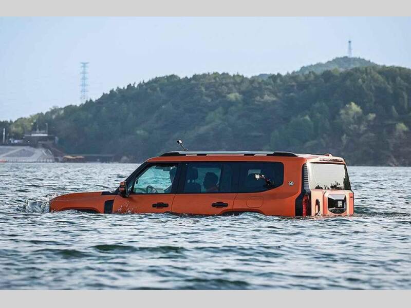 Fotka článku - Auto, které plave, už je na prodej. Je tohle budoucnost přepravy místo lodí?