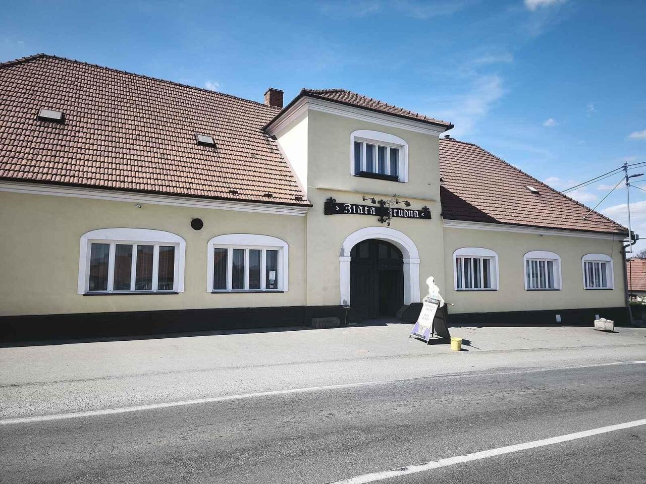 Fotka článku - Lidé se tam zastavují už stovky let. Dnes zde stojí řidiči kvůli býčím žlázám