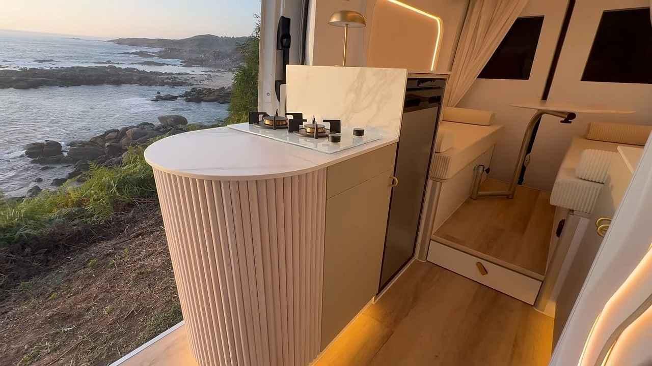 Fotka článku - Nenápadný obytňák ukrývá oázu luxusu. Má koupelnu jako z hotelu i ukrytý kávovar