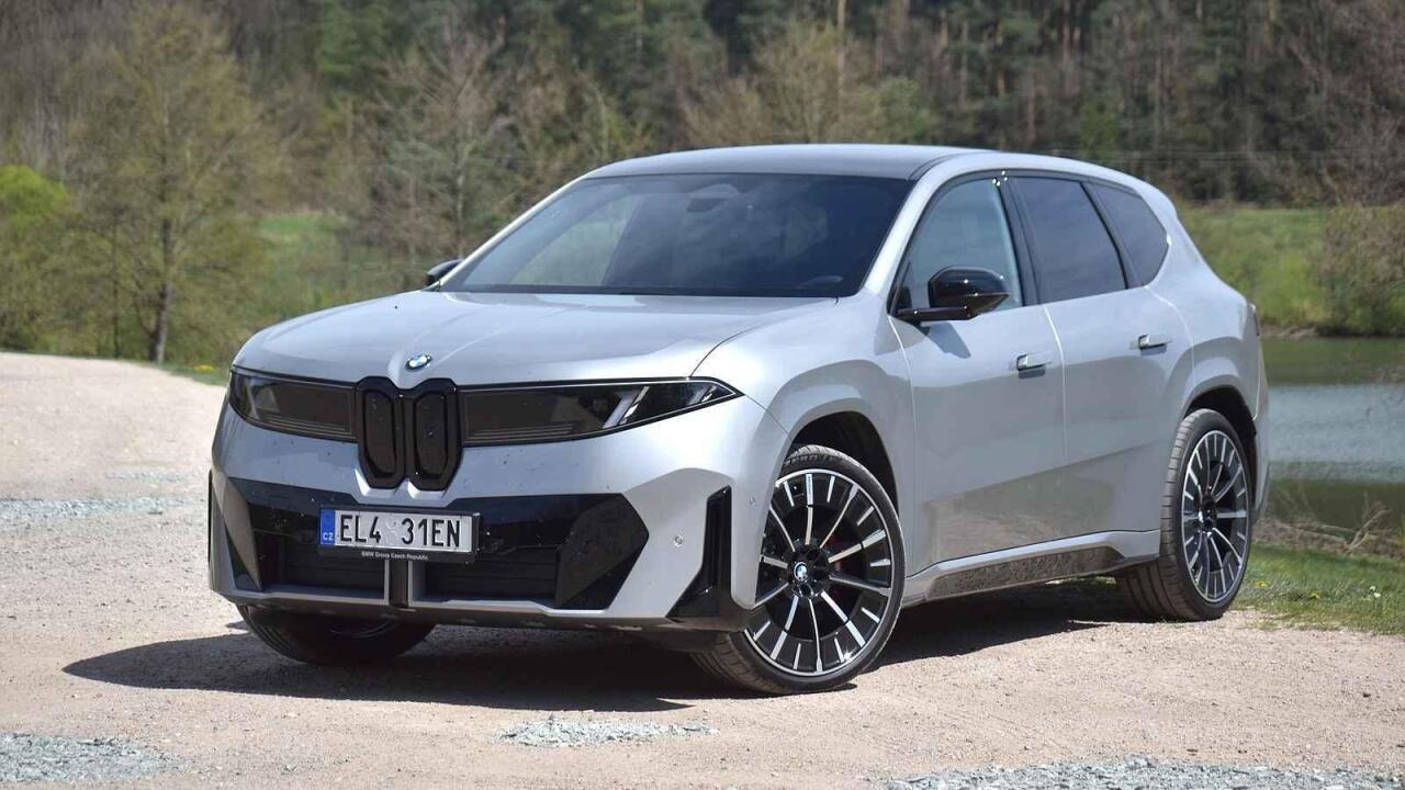 Fotka článku - Test BMW iX3: Tohle auto dokáže nadchnout, ale proč ty designové experimenty?