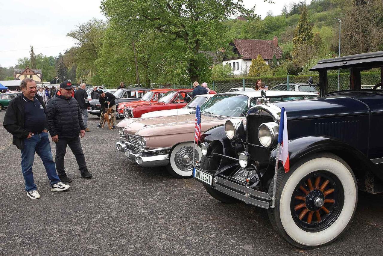 Fotka článku - Veteráni ovládly Plzeňsko. Jízdě kralovaly Tatra 603, Škoda Felicia i Cadillac