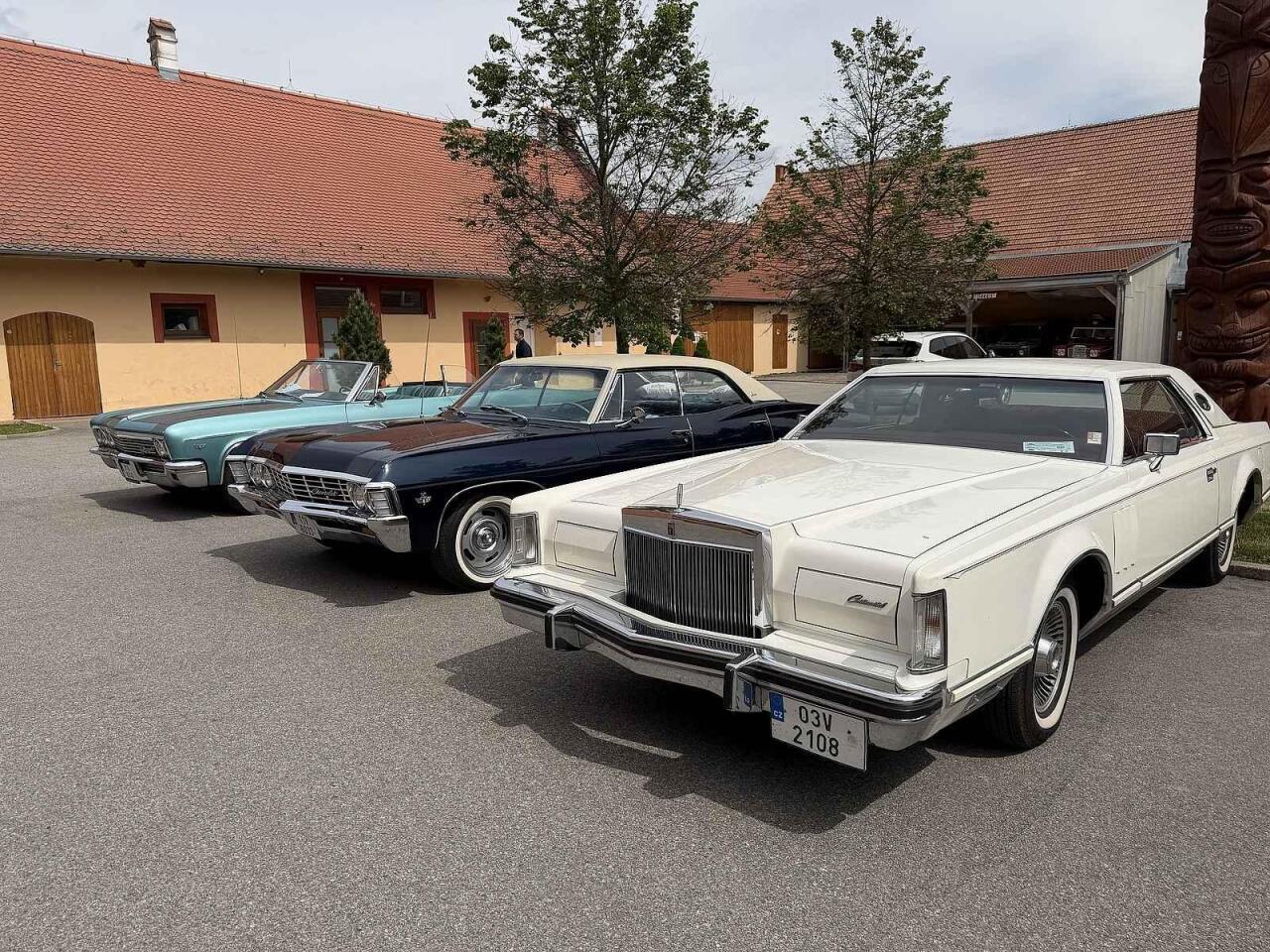 Fotka článku - Mustangy, Chevrolety i Dodge. Spanilá jízda amerik přilákala stovky lidí