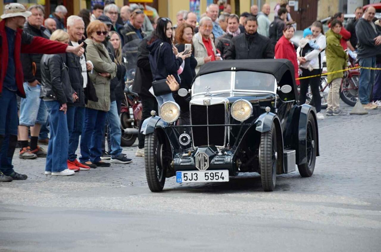 Fotka článku - Veterány obdivovaly stovky lidí. V závodě nerozhodovala rychlost, ale přesnost