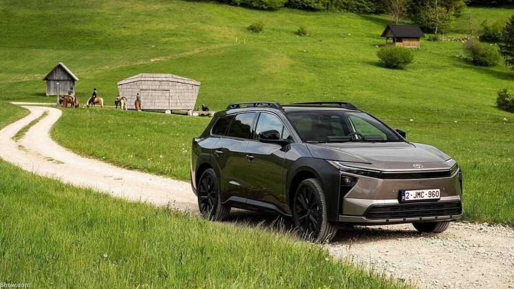 Fotka článku - První jízda s Toyotou bZ4X Touring: Dostala čtrnáct podstatných centimetrů navíc