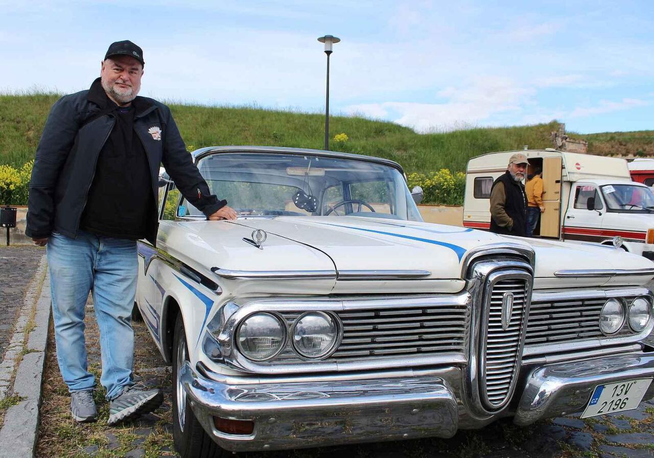 Fotka článku - Veterány ovládly Terezín. Mezi stovkou strojů zářil americký Edsel Ranger
