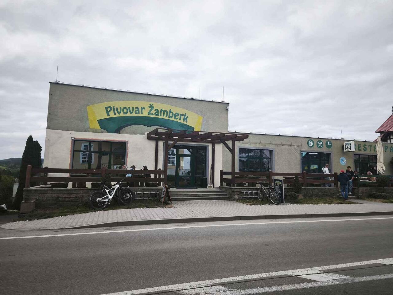 Fotka článku - V bývalém depu ČSAD dnes voní smažák a žebra. Řidiči zde stojí cestou do hor