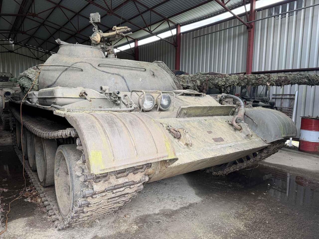 Fotka článku - V garáži má tank i vůz po Karlu Gottovi. Sběratel si splnil sen o tankodromu