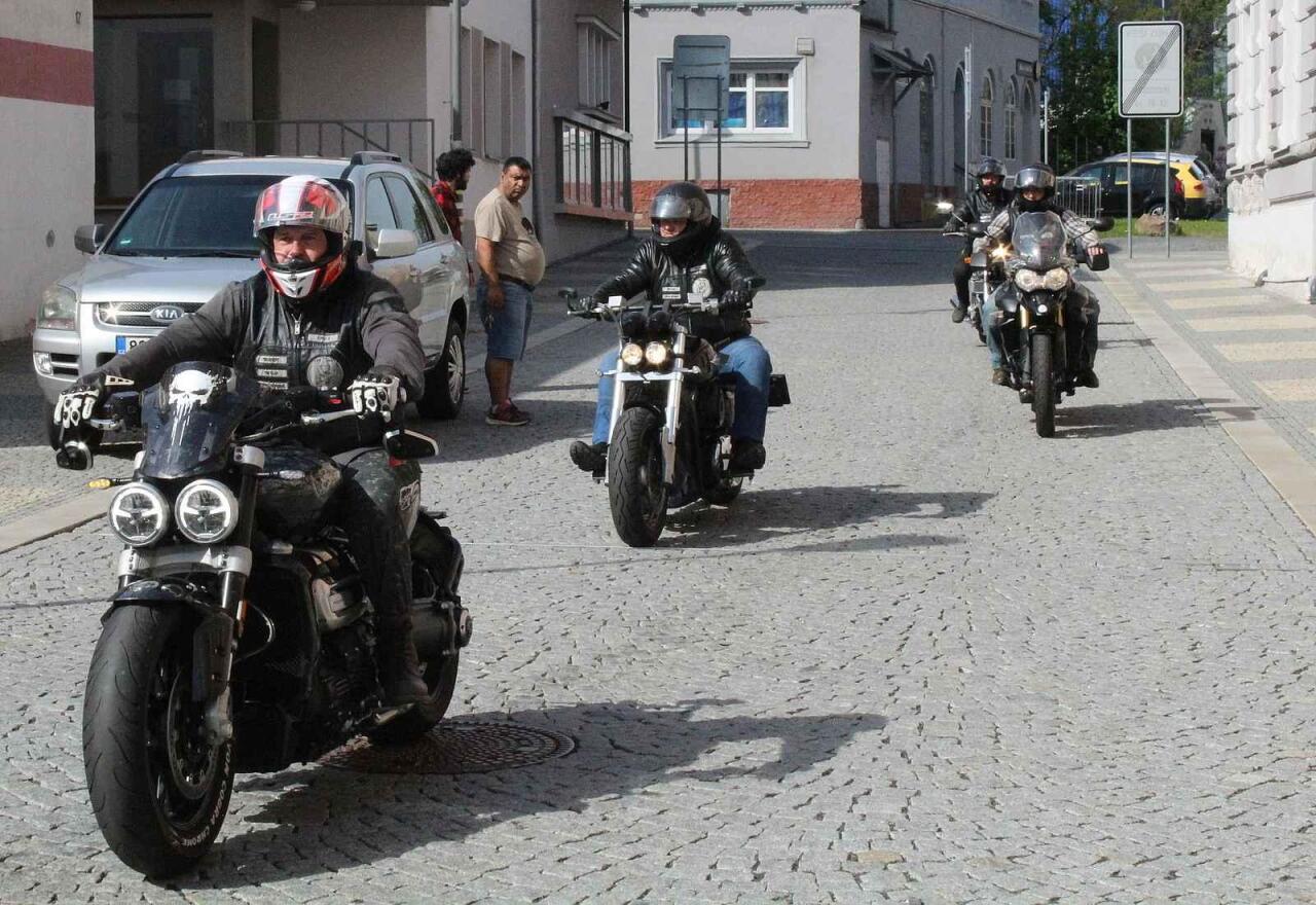 Fotka článku - Proč si klepe na hlavu? Toto jsou motorkářské signály, které by měl každý znát