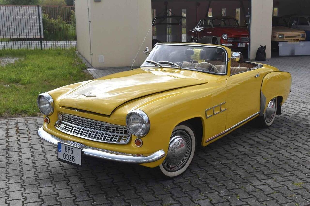 Fotka článku - Vůz s hradem na kapotě je asi nejhezčí socialistické auto. Prozkoumali jsme ho
