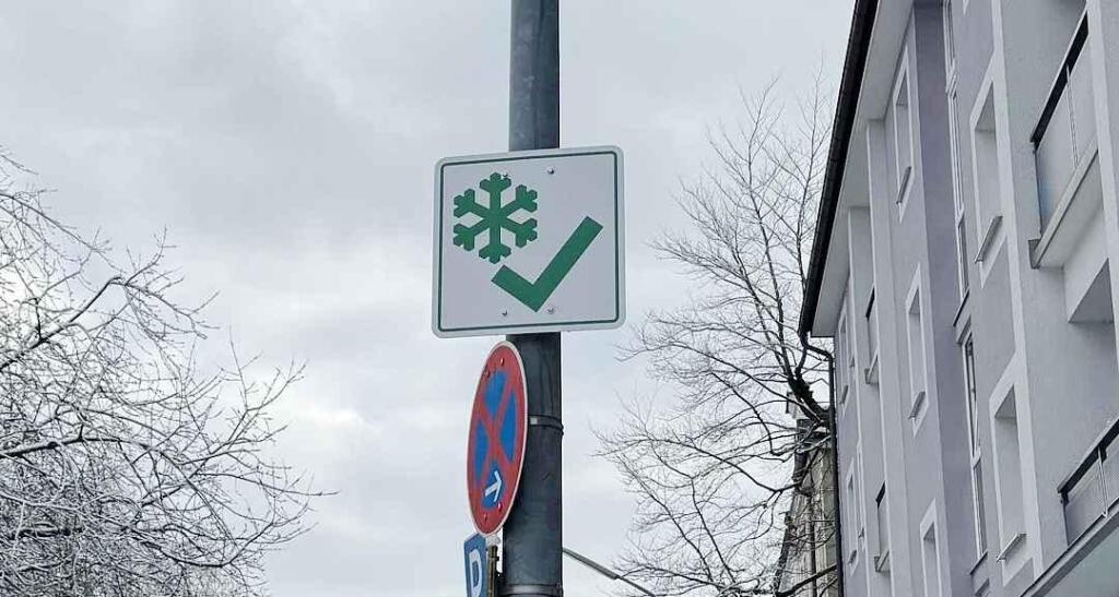 Fotka článku - Řidiči na ni zírají nechápavě. Značka se zelenou sněhovou vločkou není pro auta