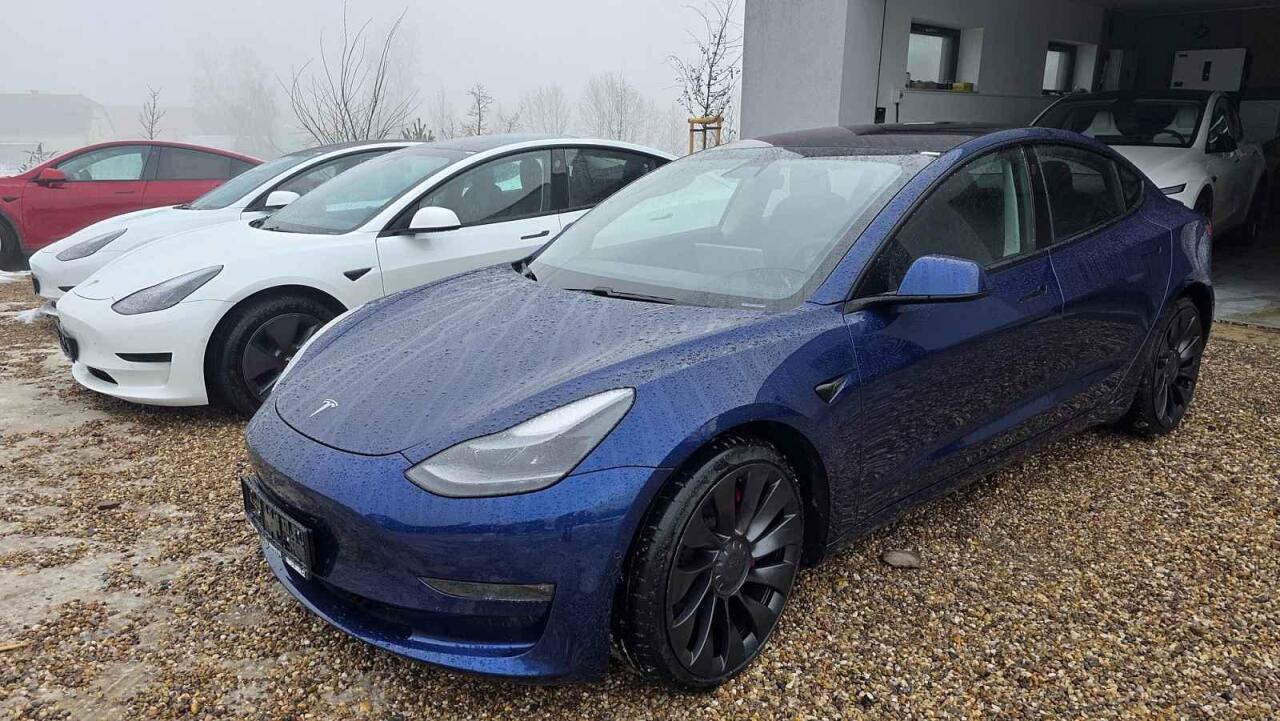 Fotka článku - Tesla už zvládne projet město sama. Jednu věc ale řidič pořád dělat musí