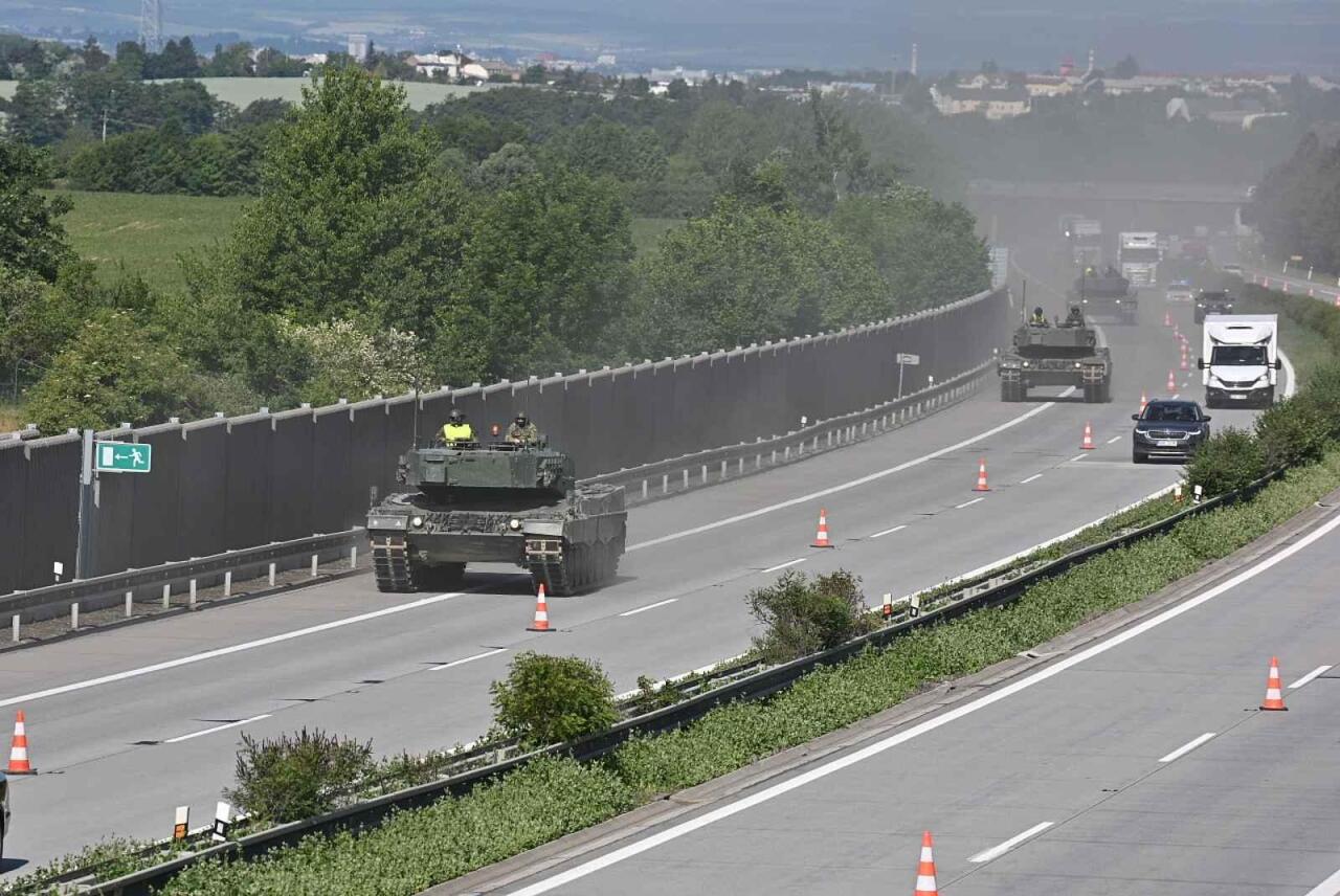 Fotka článku - Armáda poprvé vyjela s Leopardy na dálnici. Tanky cvičily jízdu v koloně na D35