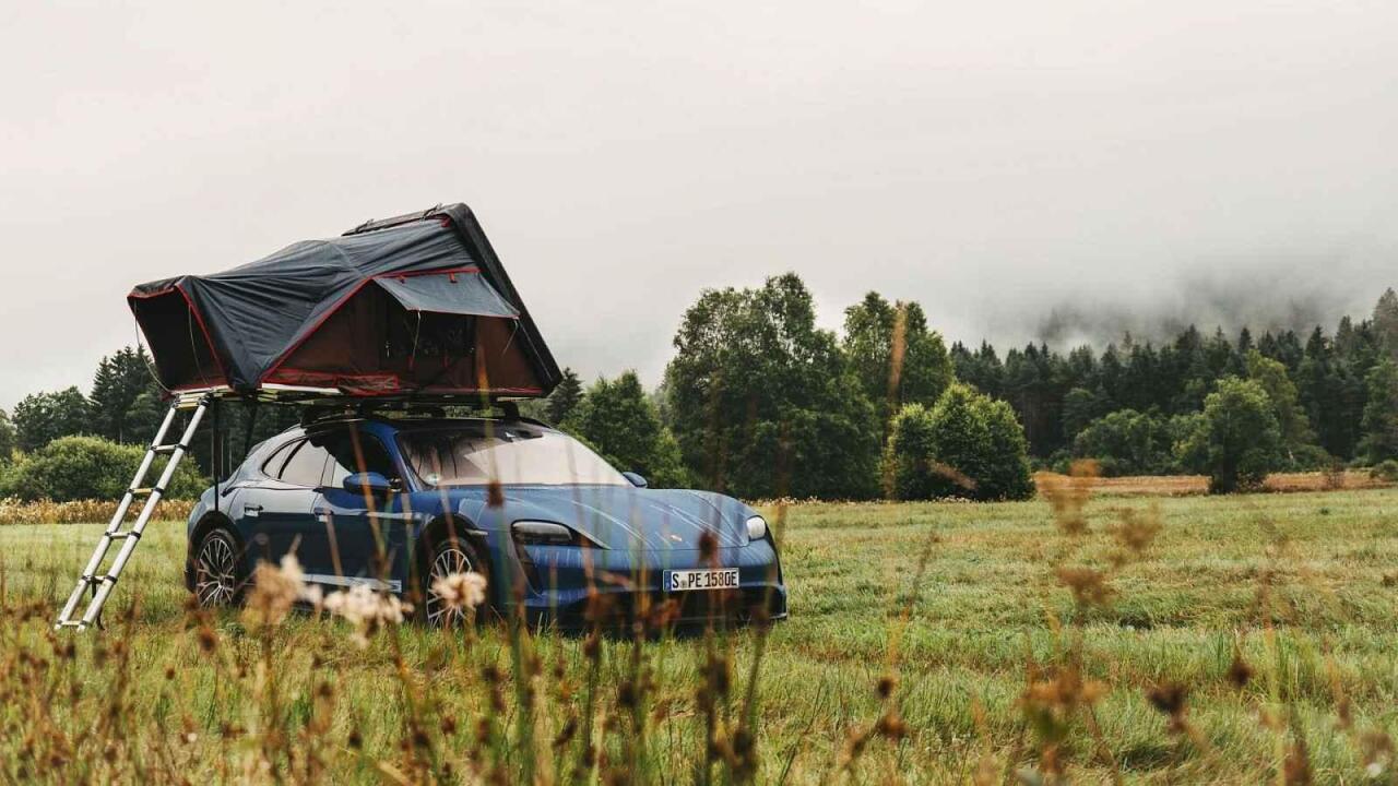Fotka článku - Majitelé Porsche teď spí na střeše svého auta. Jde o vychytávku ze Stuttgartu