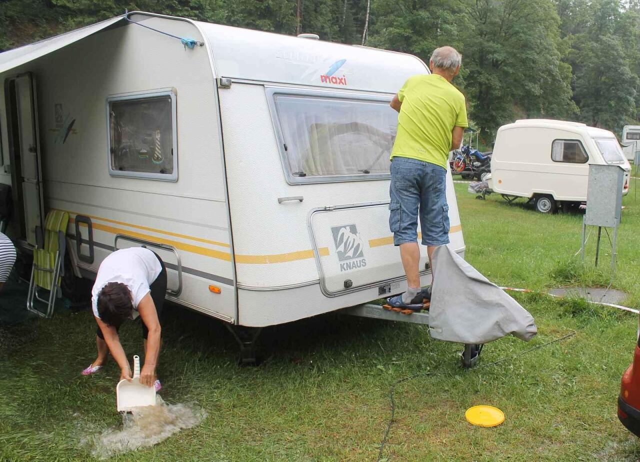 Fotka článku - Největší hrozba nepřijde s bouřkou. Karavanům škodí hlavně to, co po ní zůstane