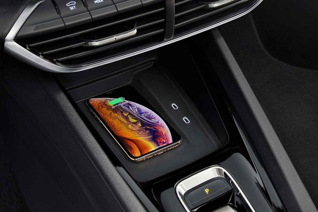 Fotka článku - Mobil v autě se v létě přehřívá. Existuje vychytávka, která tento problém řeší