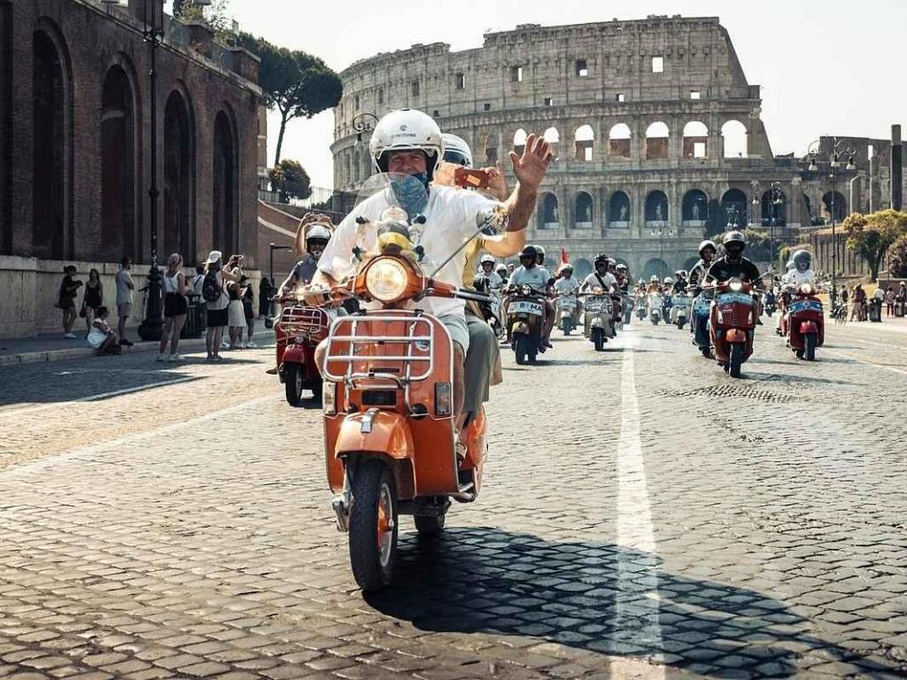 Fotka článku - Vespa slaví 80 let. Jak se z poválečné nouze zrodila stylová legenda