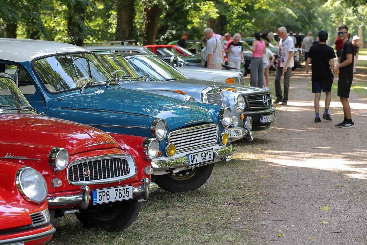 Fotka článku - Zámek v Křimicích hostil sraz veteránů. Dorazil i Hupmobile z roku 1911