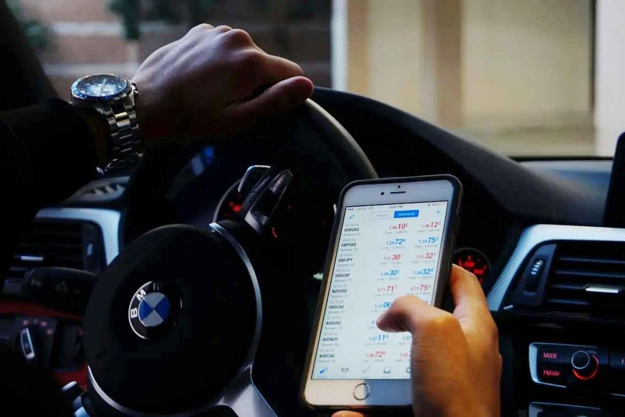 Fotka článku - Snadný trik policie, jak poznat řidiče s mobilem v ruce. Vyhmátnou vás ihned