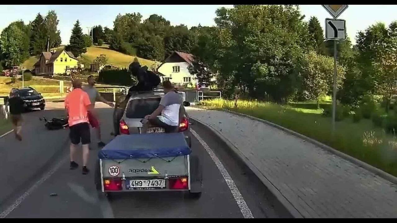 Fotka článku - Nejkurióznější spolujezdec léta? Motorkář skončil na střeše protijedoucího auta