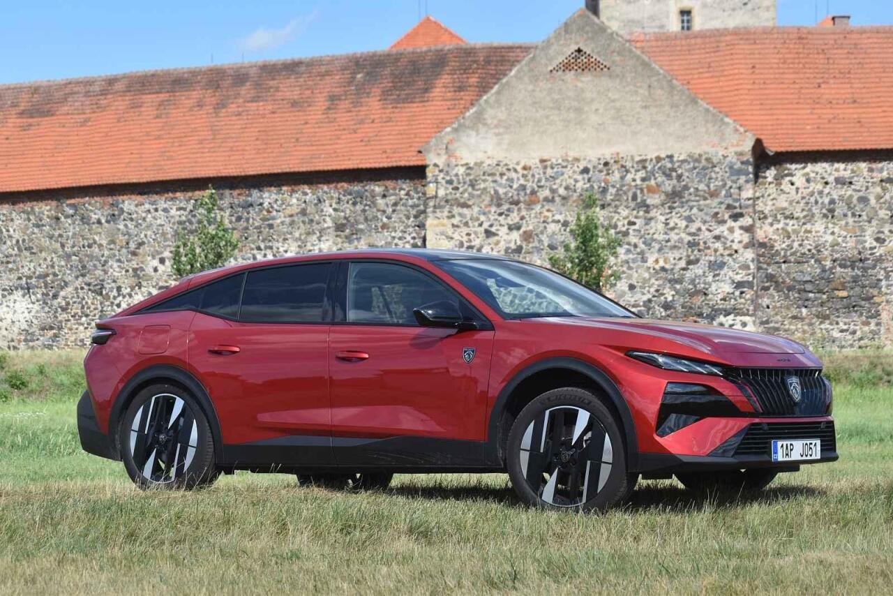 Fotka článku - Test Peugeot 408: Vládce lvího království podstoupil omlazující operaci