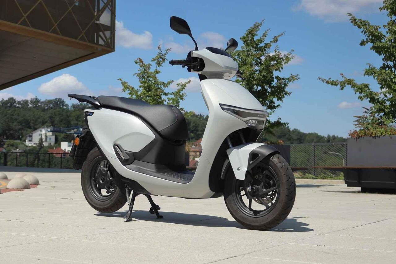 Fotka článku - Skútr Honda CUV e nadchne tichou jízdou a levným provozem. Kde je háček?