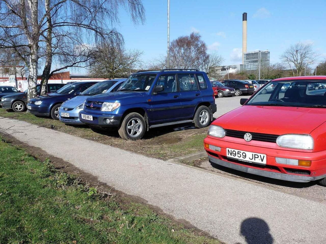 Fotka článku - Za parkování na trávníku je pokuta i 100 000 Kč. Záleží na jedné ceduli