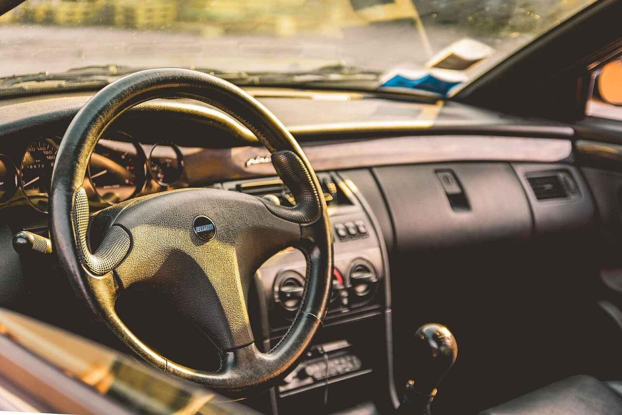 Fotka článku - Rozpálené auto? Vyrobte si vlastní sluneční clonu z věcí, které máte doma