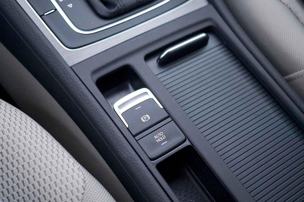 Fotka článku - Tlačítko Auto Hold šetří nohu v koloně. Řidiči ho ale pletou s ruční brzdou