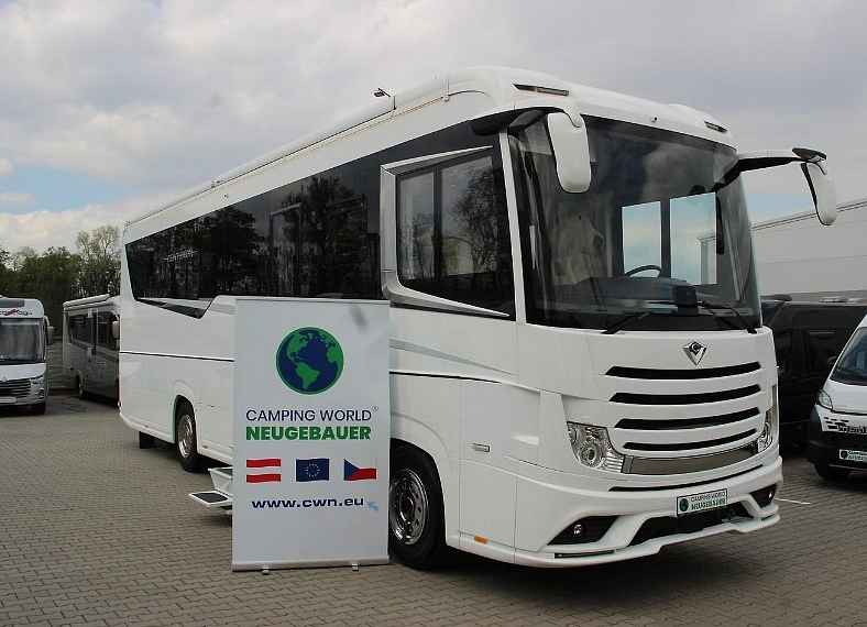 Fotka článku - Nejdražší ojetý obytňák? Uvnitř ukrývá garáž na auto i mramorovou koupelnu