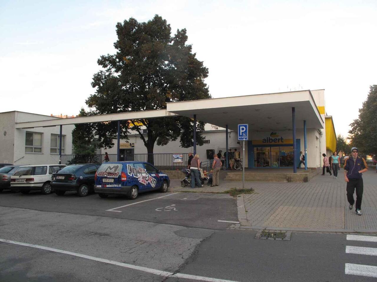 Fotka článku - Za špatné parkování se platí 10 000 Kč. Stačí stát trochu špatně a už se vezete