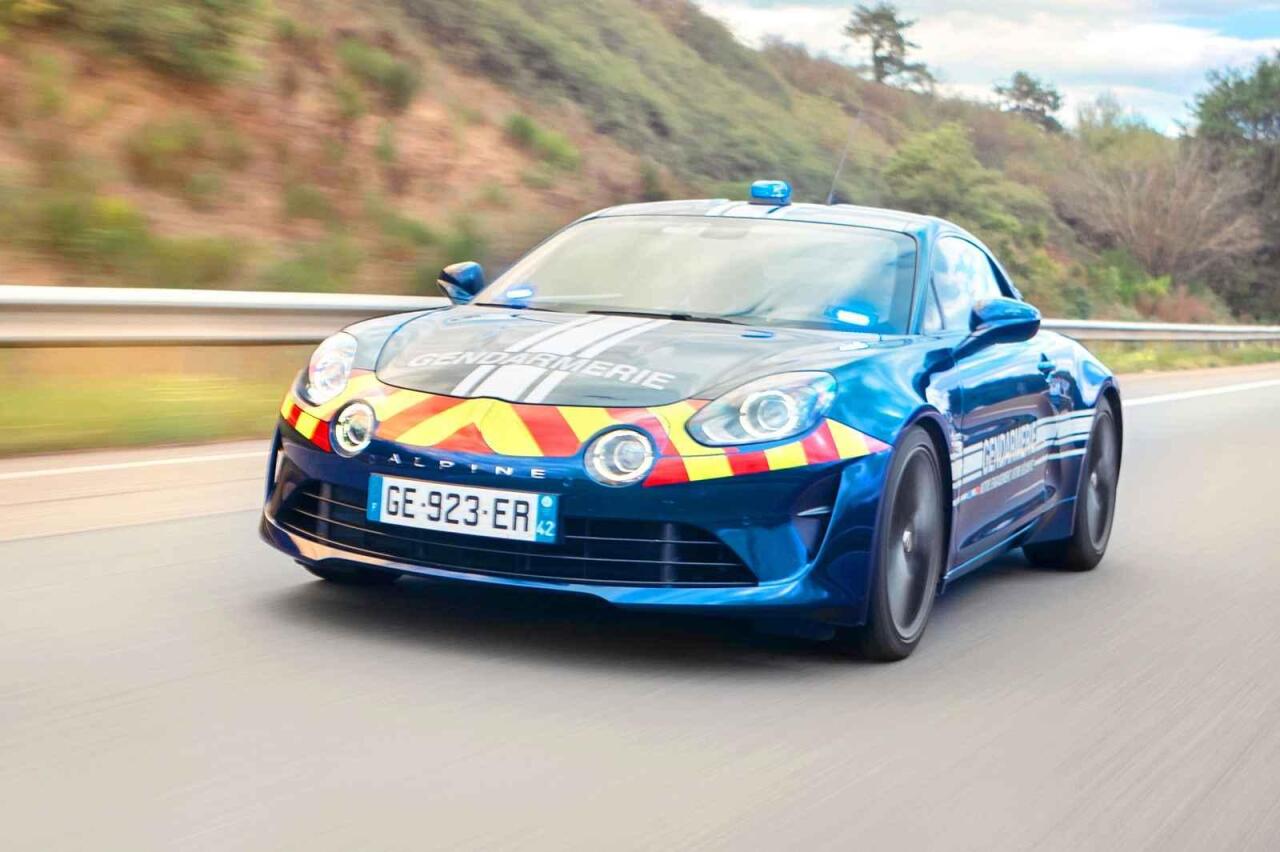 Fotka článku - Policie nasadila sporťáky se stovkou za 4,5 sekundy. Neujede jim už nikdo
