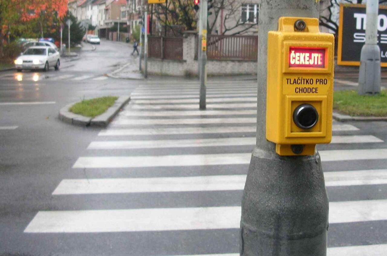 Fotka článku - Chodci často neznají své povinnosti. Za chyby na silnici jim hrozí nejen pokuty