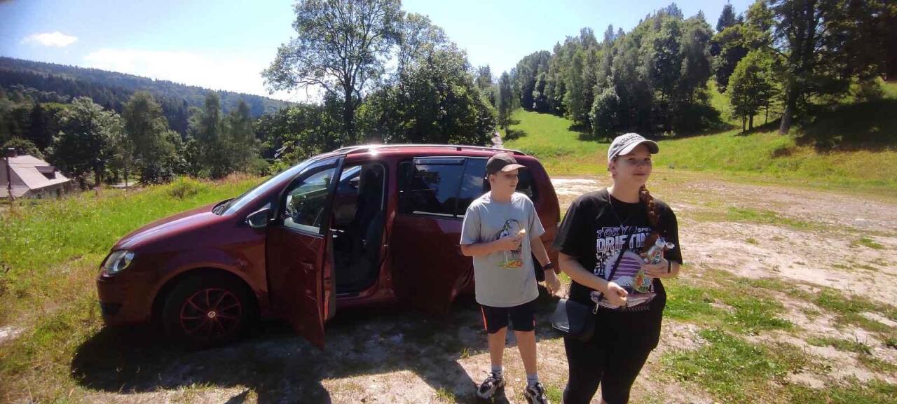 Fotka článku - Sváča u auta je další finalista. Zapojte se také a hlasujte v letní fotosoutěži