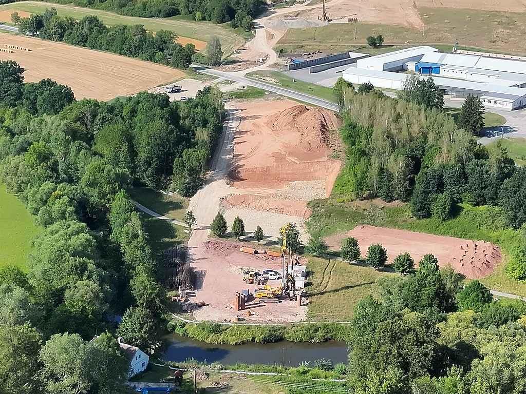 Fotka článku - Dron ukázal, jak roste dálnice D11. Na Trutnovsku vznikají tunely i obří most