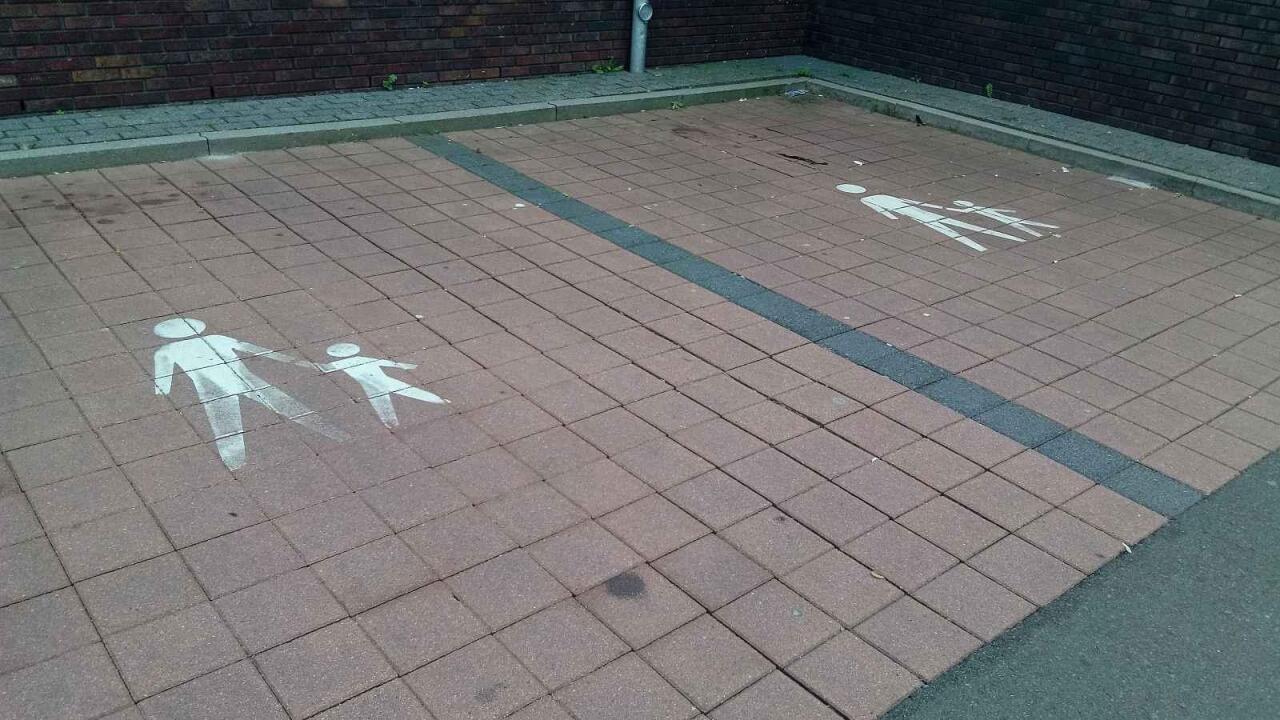 Fotka článku - Nejen zákaz zastavení nebo invalidé: Pokutu dostanete i za parkování u obchodu