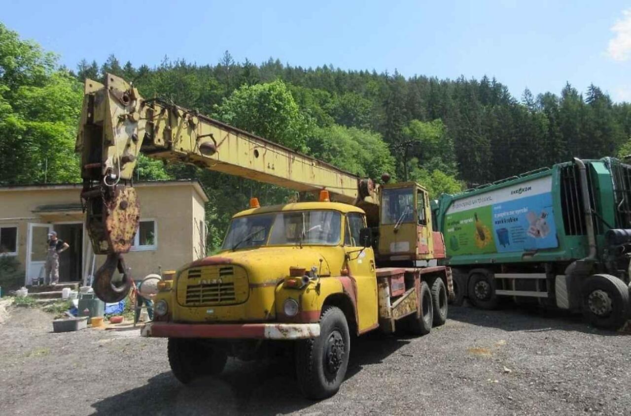 Fotka článku - Tatra 148 s jeřábem AD 160 je dnes rarita. Jeden zachovalý kus je na prodej