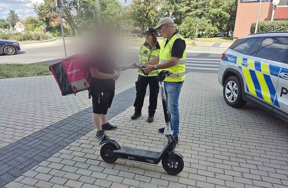Fotka článku - Povinná výbava, zelená karta a další: Co všechno musíte na elektrokoloběžce mít?