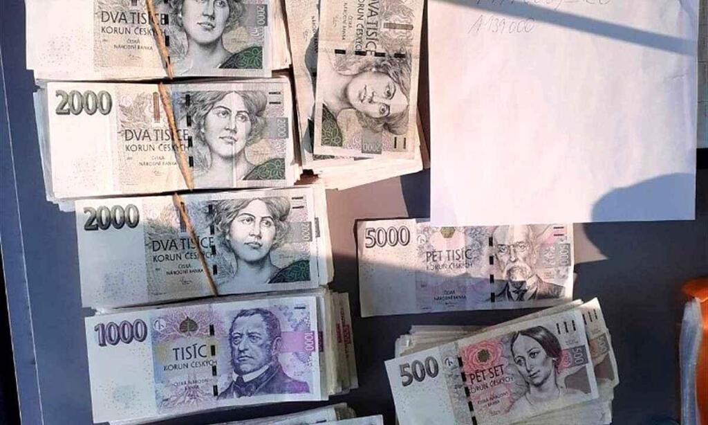 Fotka článku - Převážíte v autě balík peněz na koupi ojetiny? Riskujete tak i milionovou pokutu