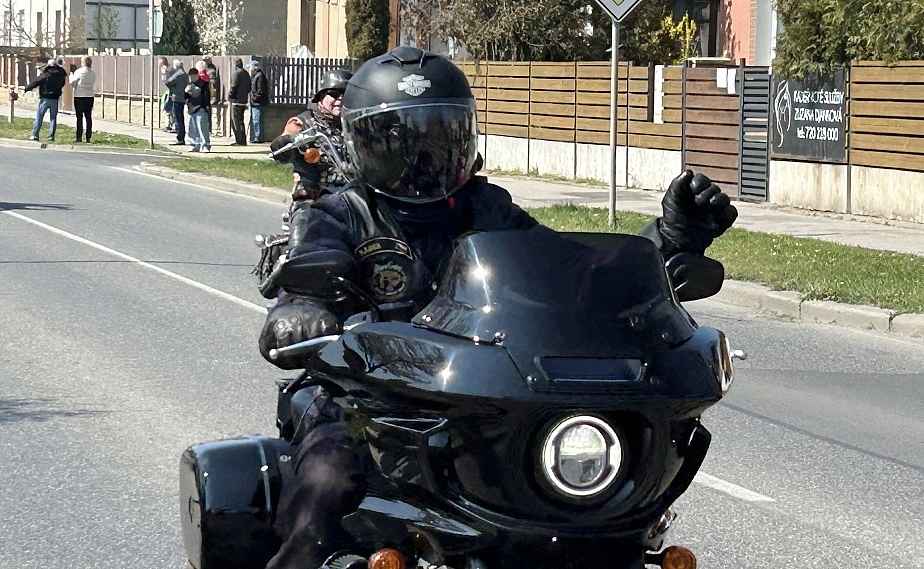 Fotka článku - Tajemství motorkářského pozdravu: Za jeho vznikem má stát slavná dvojice