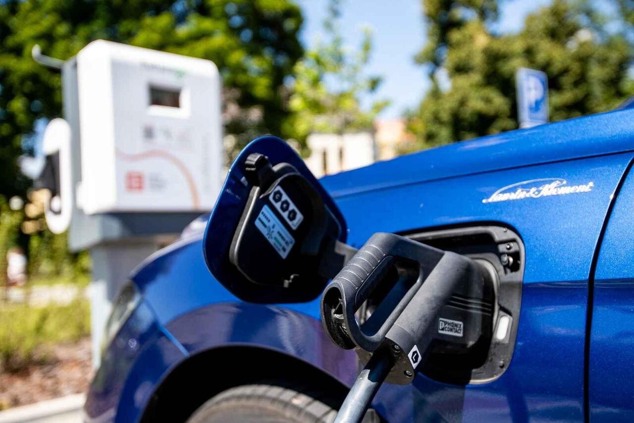 Fotka článku - Pozor na dobíjecí stanice: Pokuta hrozí řidičům spalováků i elektroaut