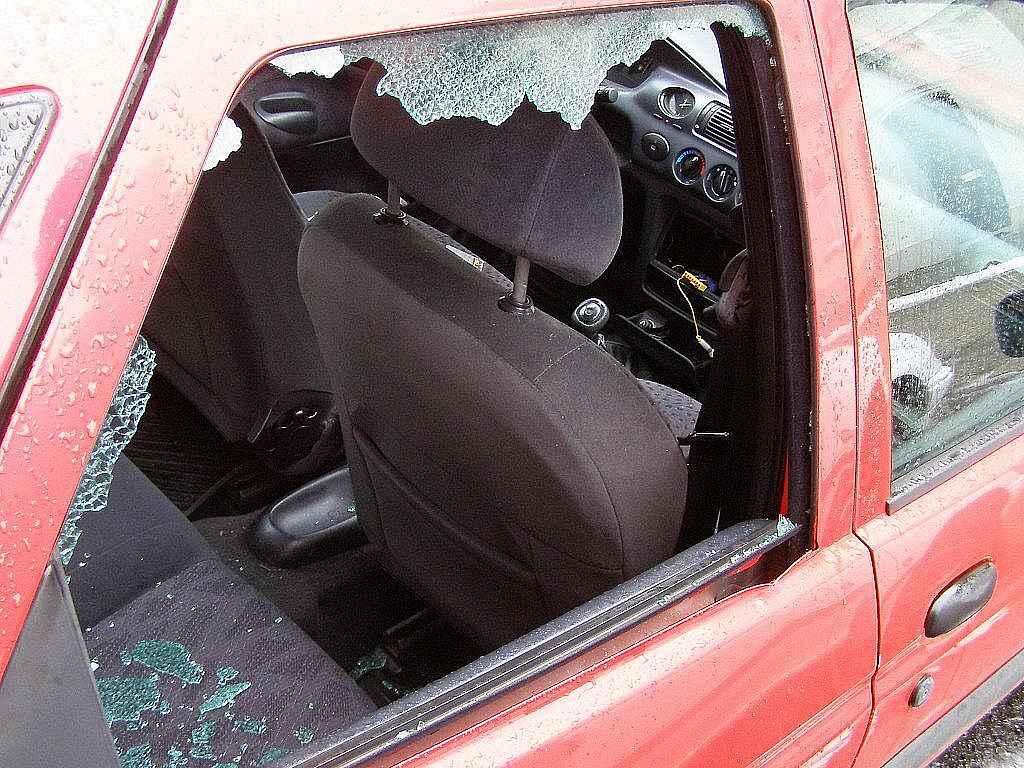 Fotka článku - Necháváte v autě tašku, mobil či nabíječku? Právě podle toho si zloději vybírají