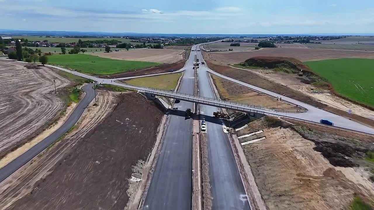 Fotka článku - Nová D35 u Hradce Králové roste před očima. Řidičům uleví od přetížené I/35