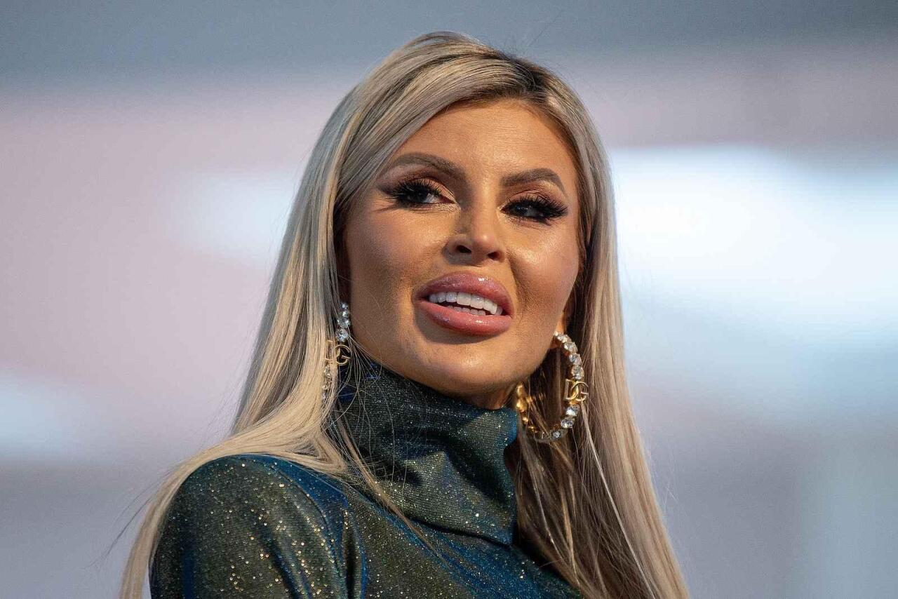 Fotka článku - Konec taxíkům a půjčeným autům! Lela Vémolová ukázala novou káru za 3 miliony