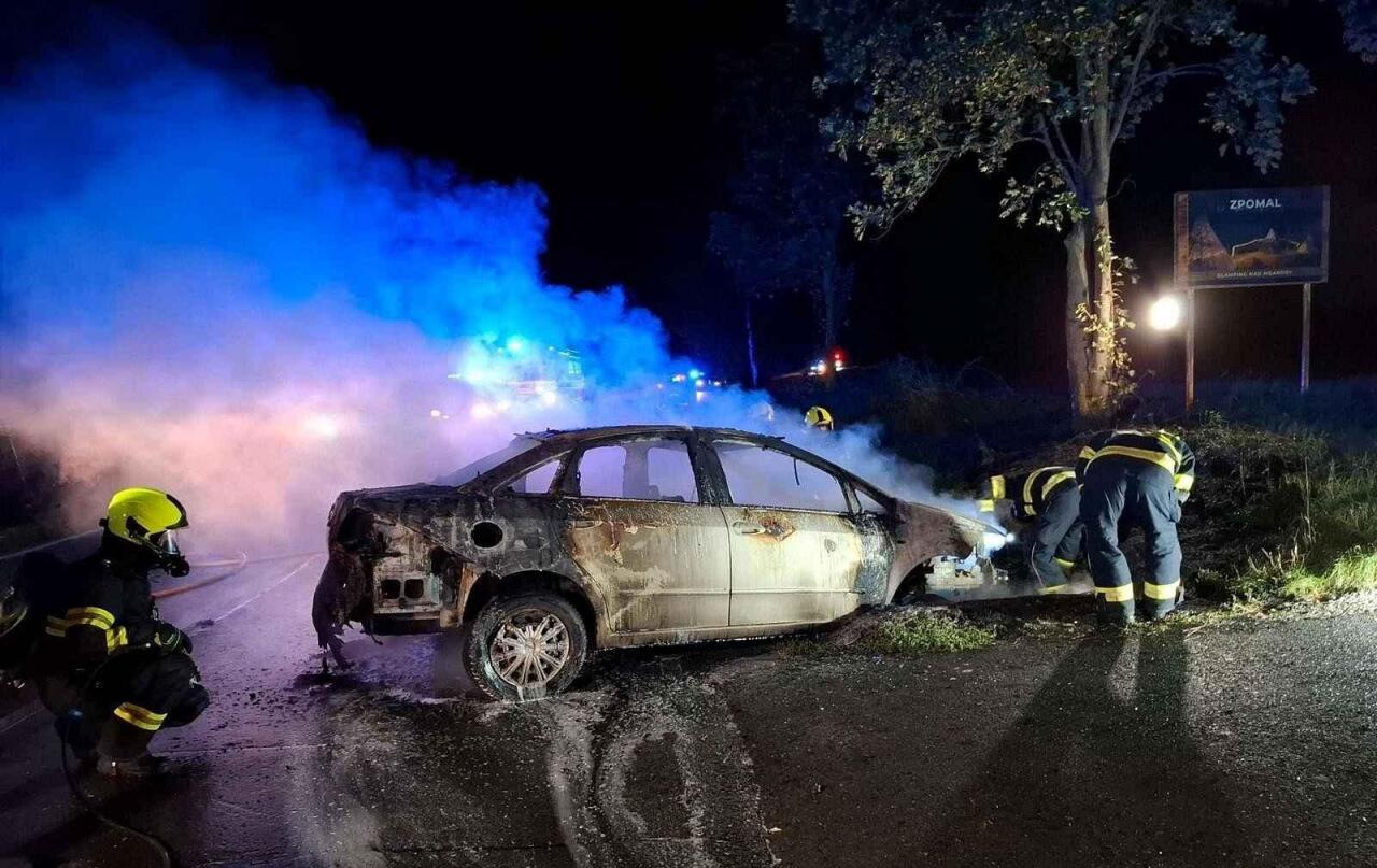 Fotka článku - Namol opilý řidič chtěl vyjet z příkopu. Tak moc tůroval auto, až úplně shořelo