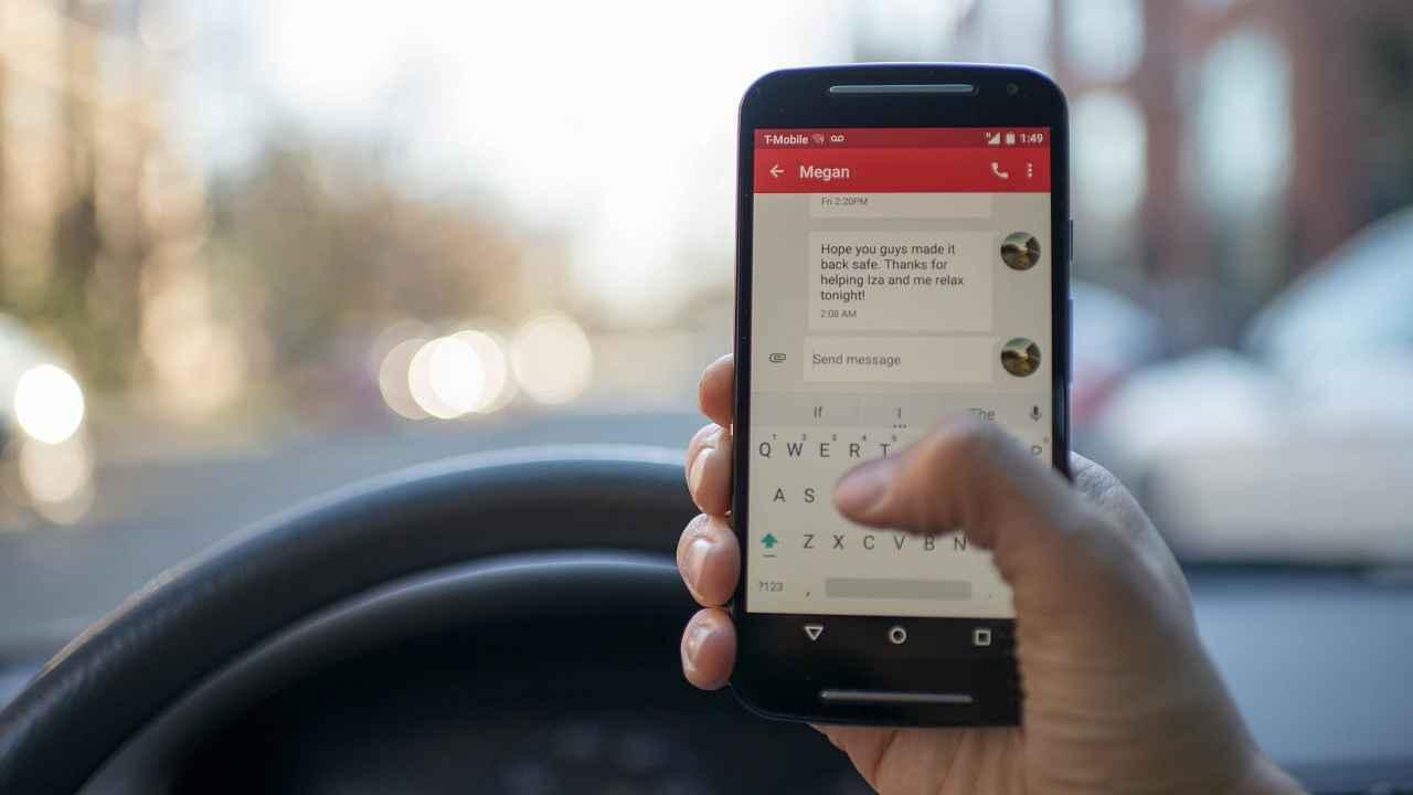 Fotka článku - Za mobil při řízení okamžité odebrání řidičáku i pokuta. Kde se s tím nemažou?
