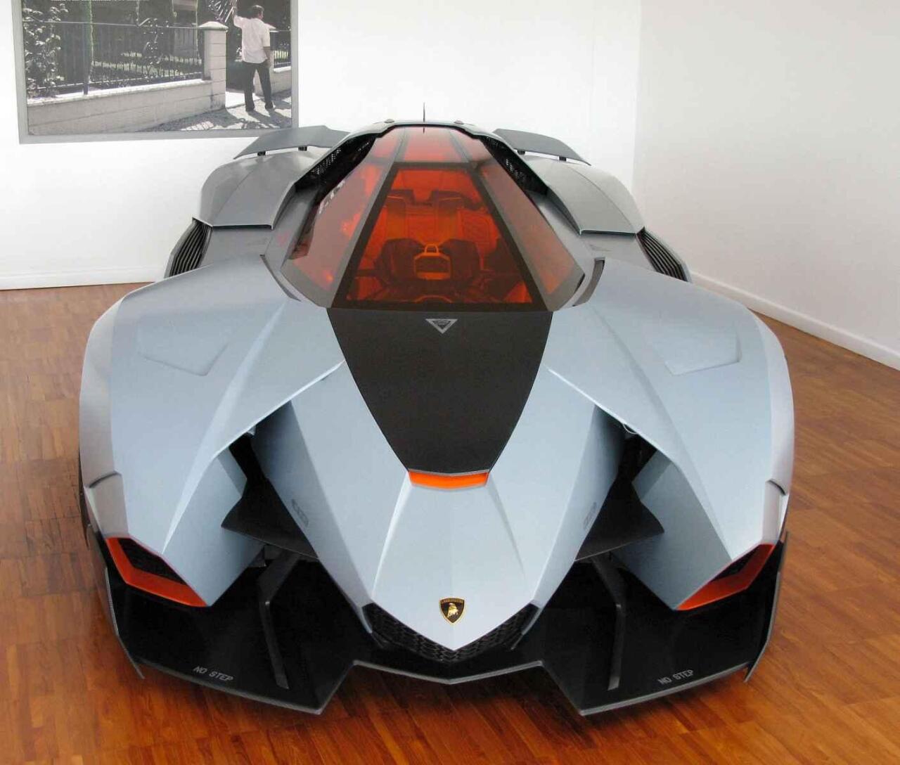 Fotka článku - Lamborghini Egoista: Jediný supersport za 2,4 miliardy připomíná stíhačku
