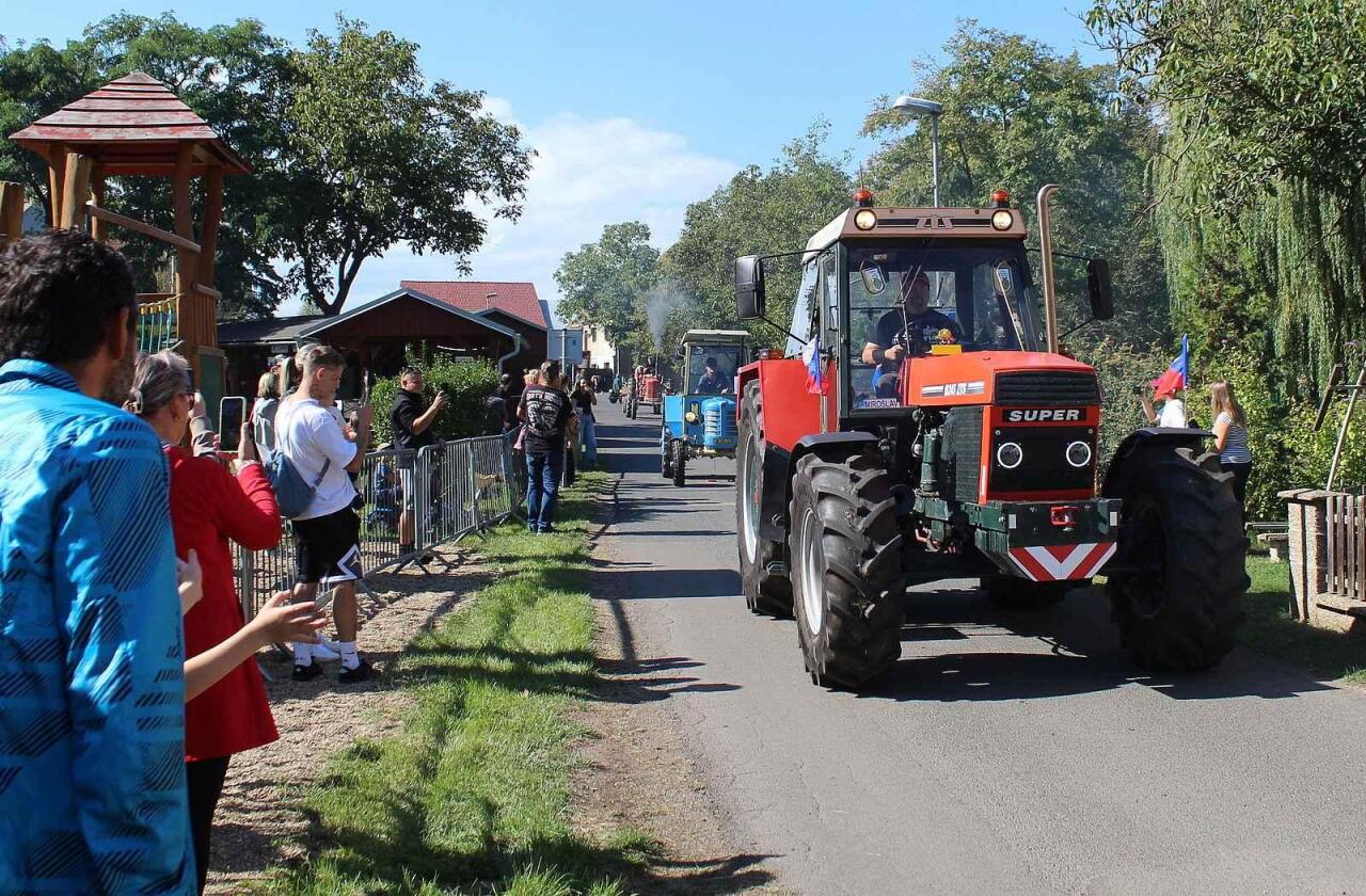 Fotka článku - Traktory se předháněly nejen v rychlosti. Vítězem krásy byl překvapivě kombajn